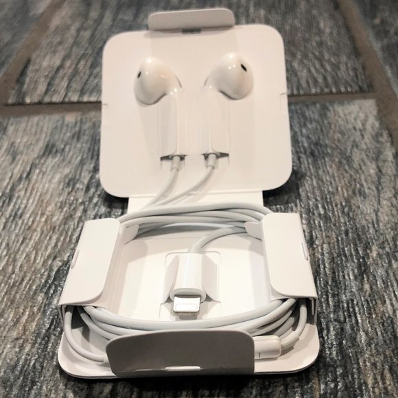 NEW Apple Ear Pods with Lightning Connector - Picture 4 of 9